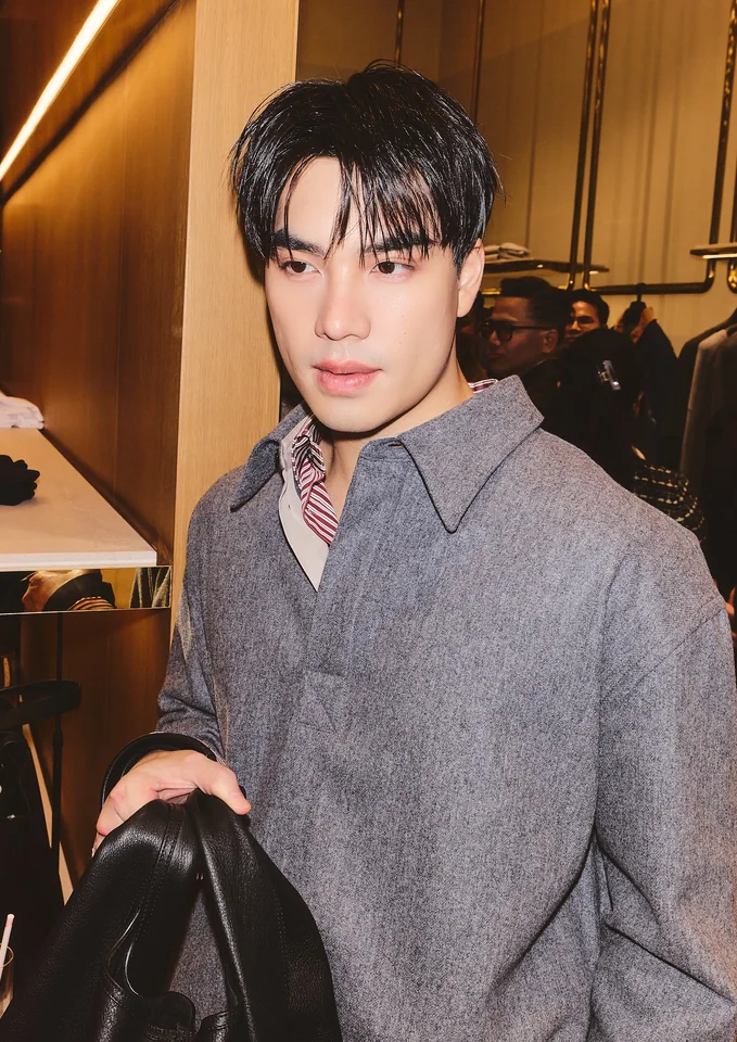 เอม สรรเพชญ์ คุณากร ร่วมงานอีเวนต์ในชุดสูทสีเทา