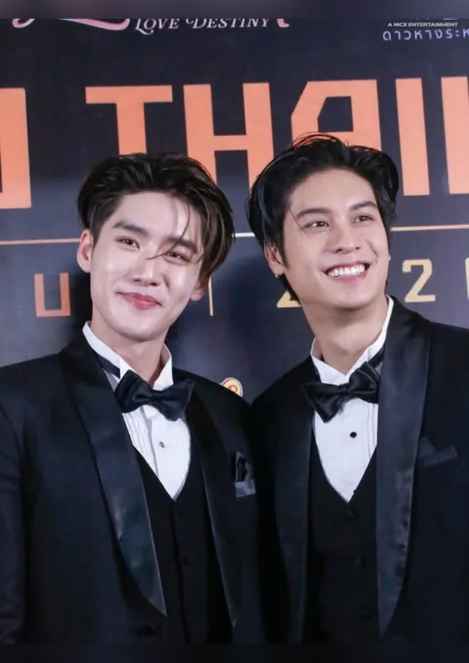 ออกัส วชิรวิชญ์ ร่วมงานอีเวนต์ในชุดสูท