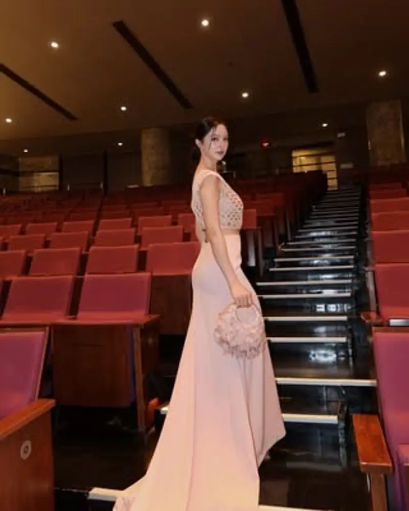 บัว นลินทิพย์ ในชุดราตรีสีชมพู