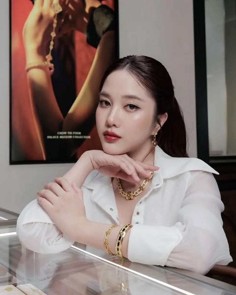 ฟรีน สโรชา ประวัติ ฟรีน สโรชา
